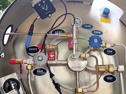 �úڰ���һ�����LNG܇(ch��)��ƿʹ��ָ��