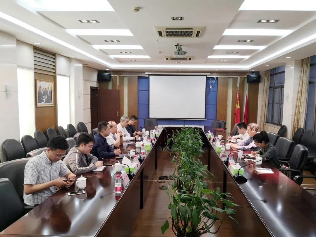 ͩ�]�hί��ίһ�����M(j��n)�A�����R���콻��